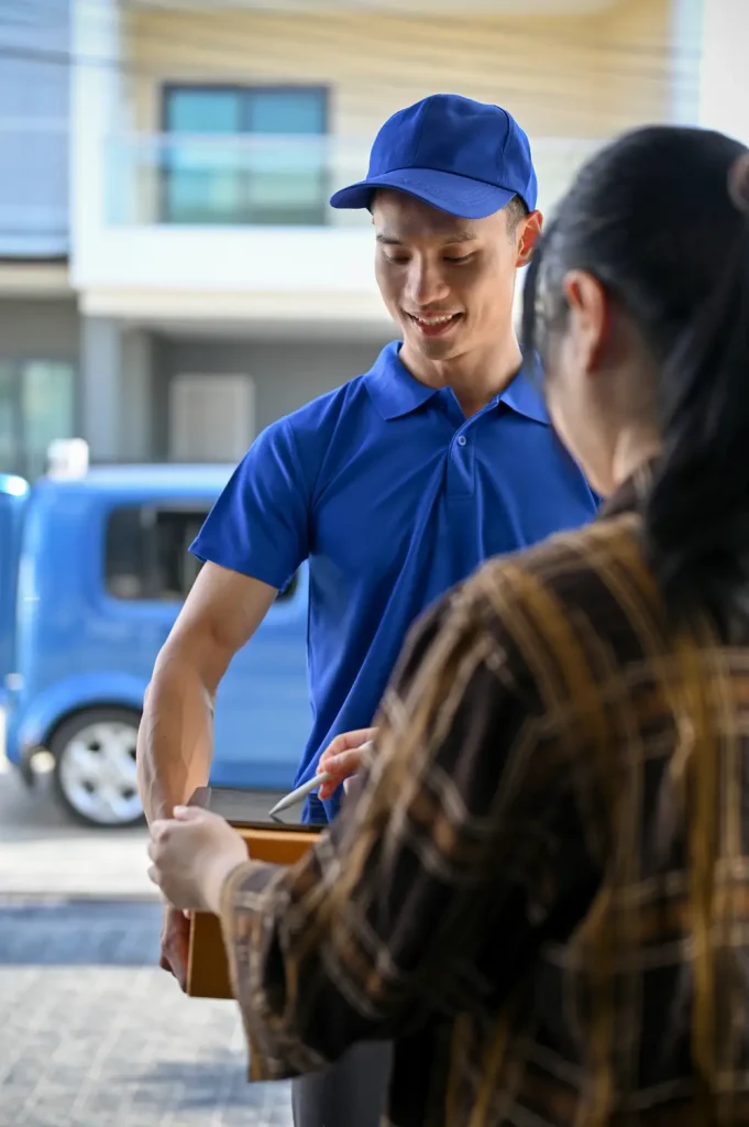 Repartidor en plena entrega en servicios de transporte Madrid Este
